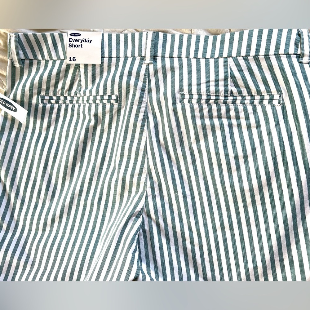 NWT Sz 16 Old Navy Everyday Shorts, green / white stripe, 7” inseam. Very cute!
